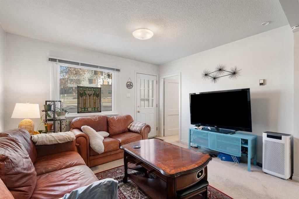 4327 20 Avenue NW, Calgary — photo 5 of 36