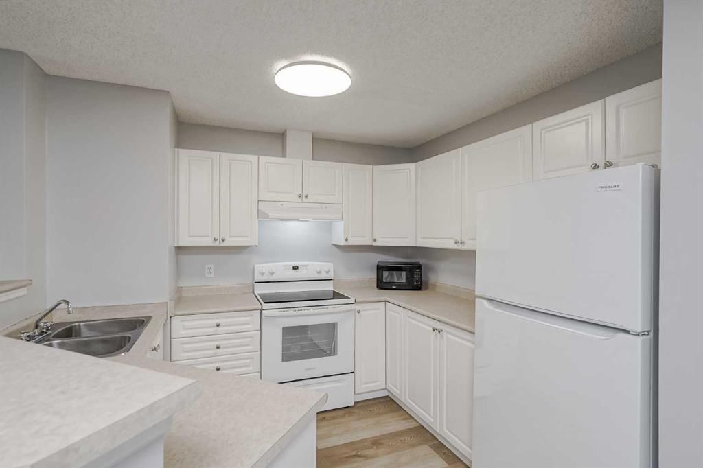 6118, 6000 Somervale Court SW, Calgary — photo 4 of 32