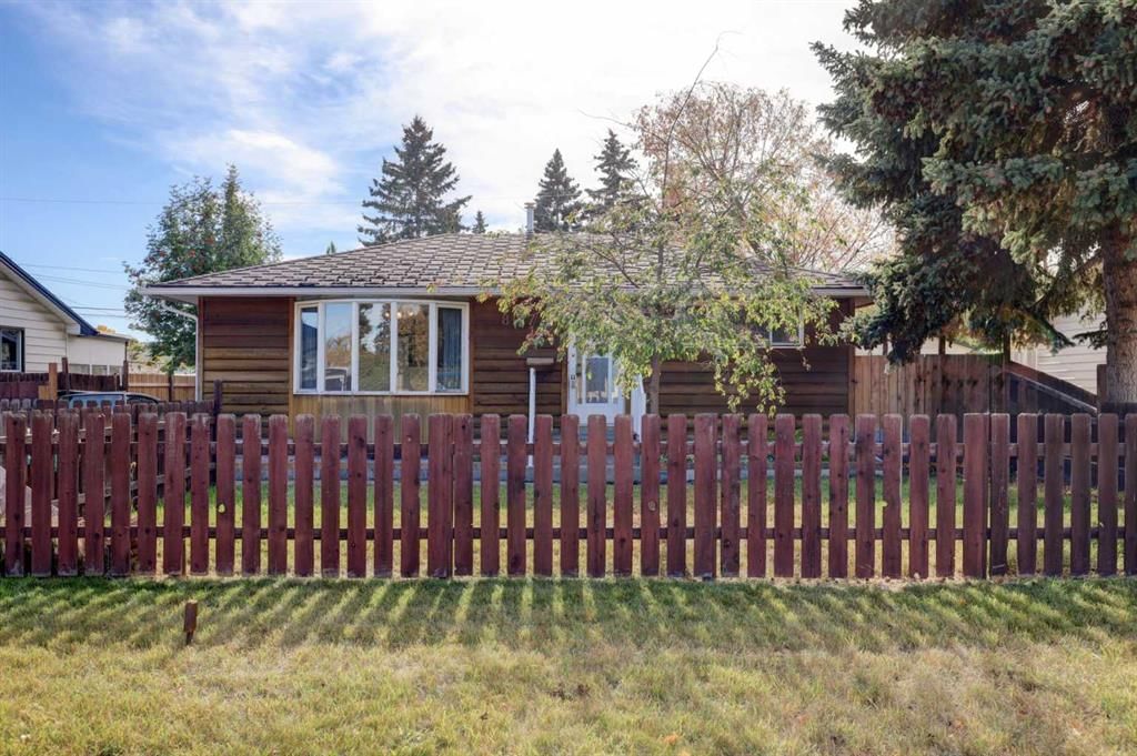 8127 43 Avenue NW, Calgary — main listing photo