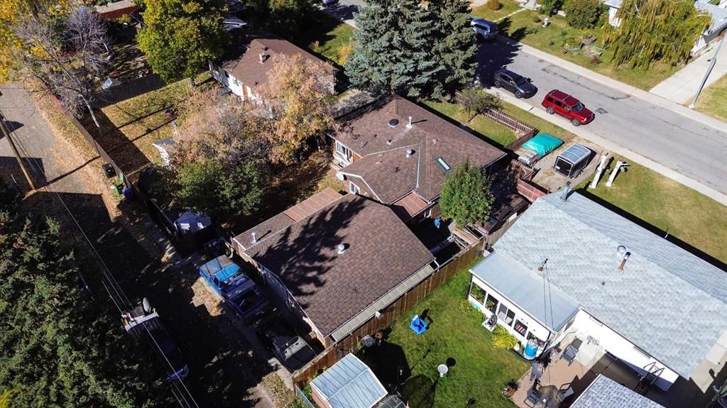 8127 43 Avenue NW, Calgary — photo 3 of 45