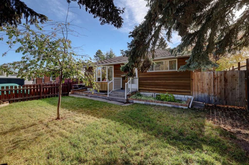 8127 43 Avenue NW, Calgary — photo 5 of 45