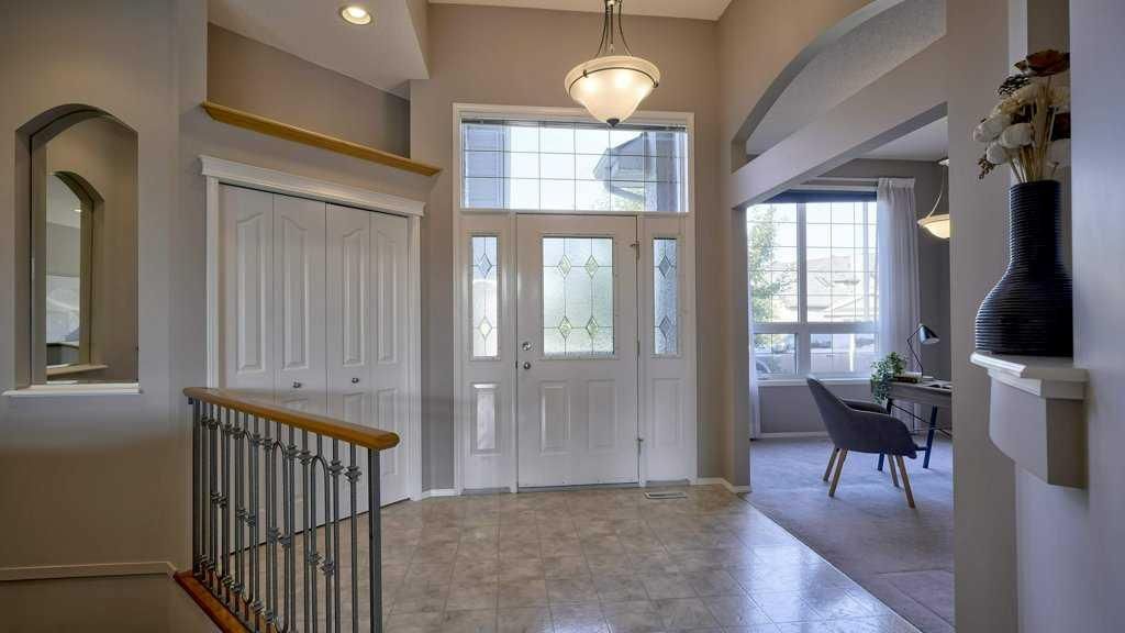 142 Mt Alberta View SE, Calgary — photo 5 of 46