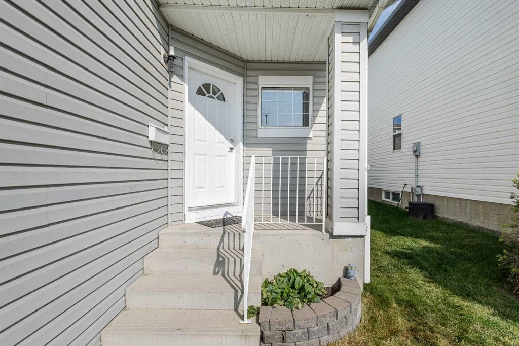 35 Tuscarora Way NW, Calgary — photo 3 of 48