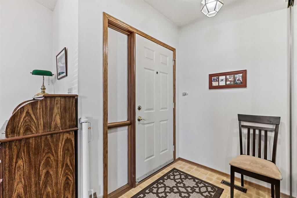 39 Millside Road SW, Calgary — photo 4 of 37
