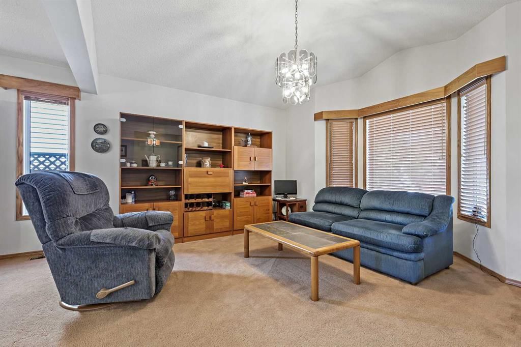 39 Millside Road SW, Calgary — photo 5 of 37