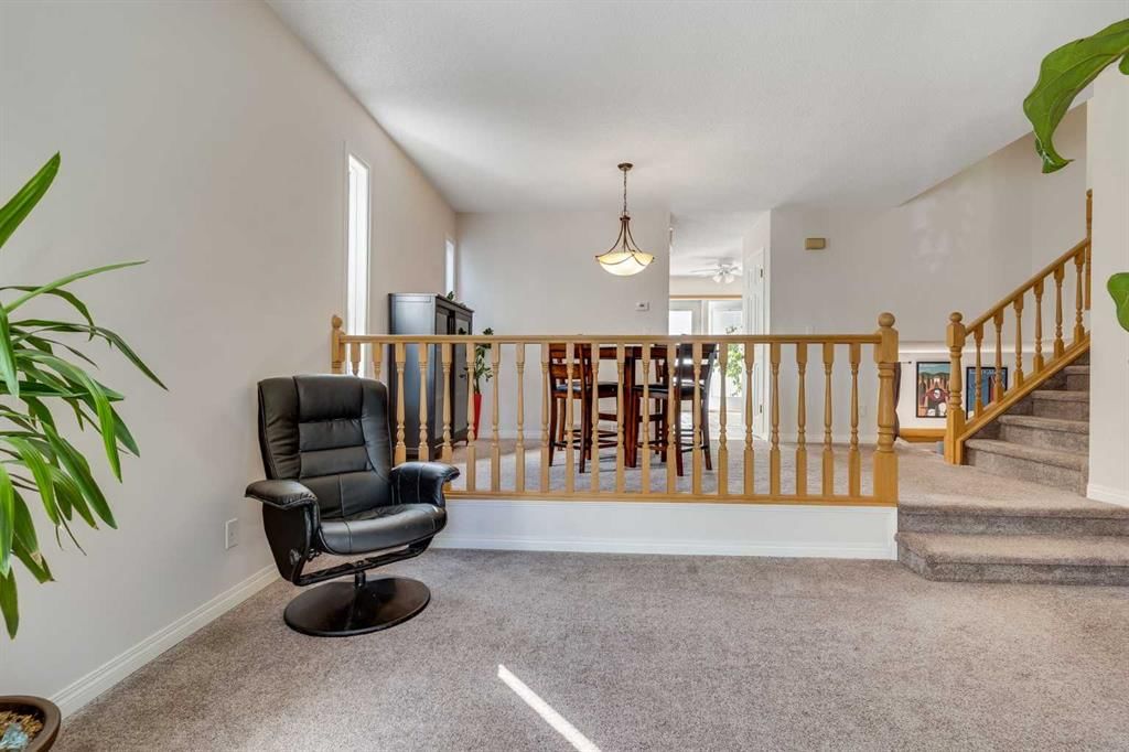 156 Deersaxon Circle SE, Calgary — photo 4 of 50