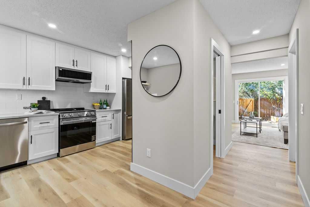 14, 4810 40 Avenue SW, Calgary — photo 2 of 47