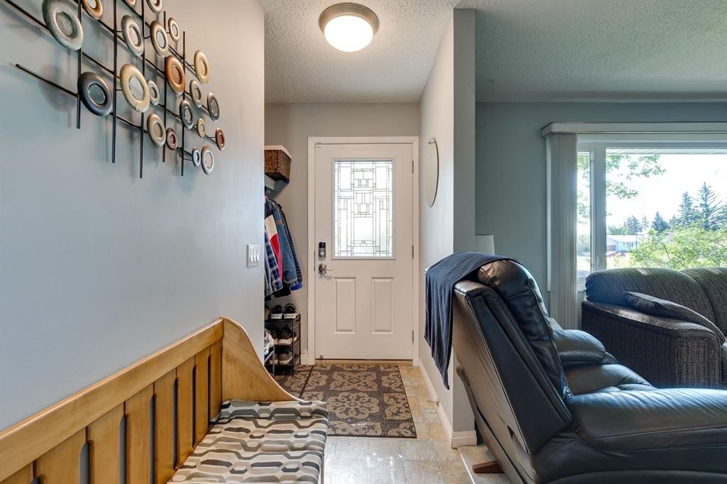 360 Malvern Close NE, Calgary — photo 3 of 38