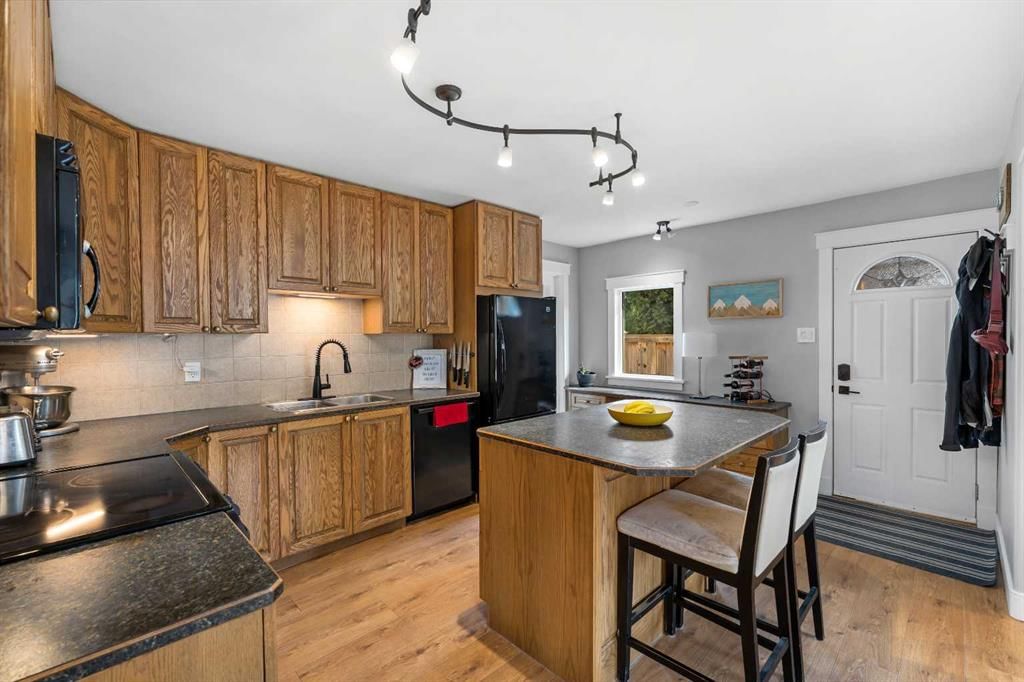 8736 34 Avenue NW, Calgary — photo 2 of 30