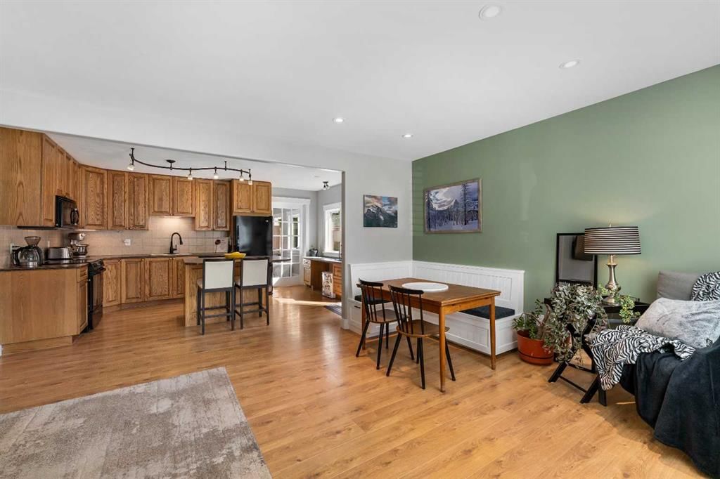 8736 34 Avenue NW, Calgary — photo 3 of 30