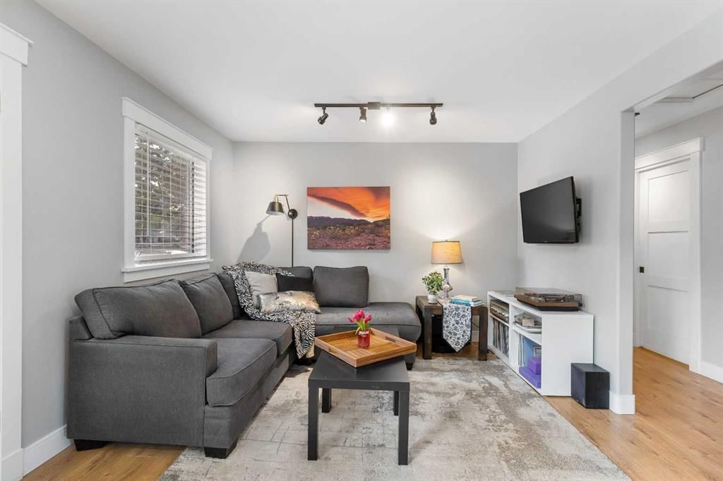 8736 34 Avenue NW, Calgary — photo 5 of 30