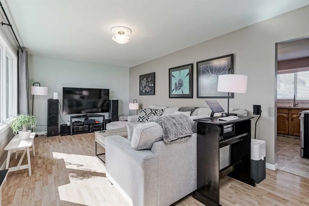 1813 38 Street SE, Calgary — photo 2 of 26
