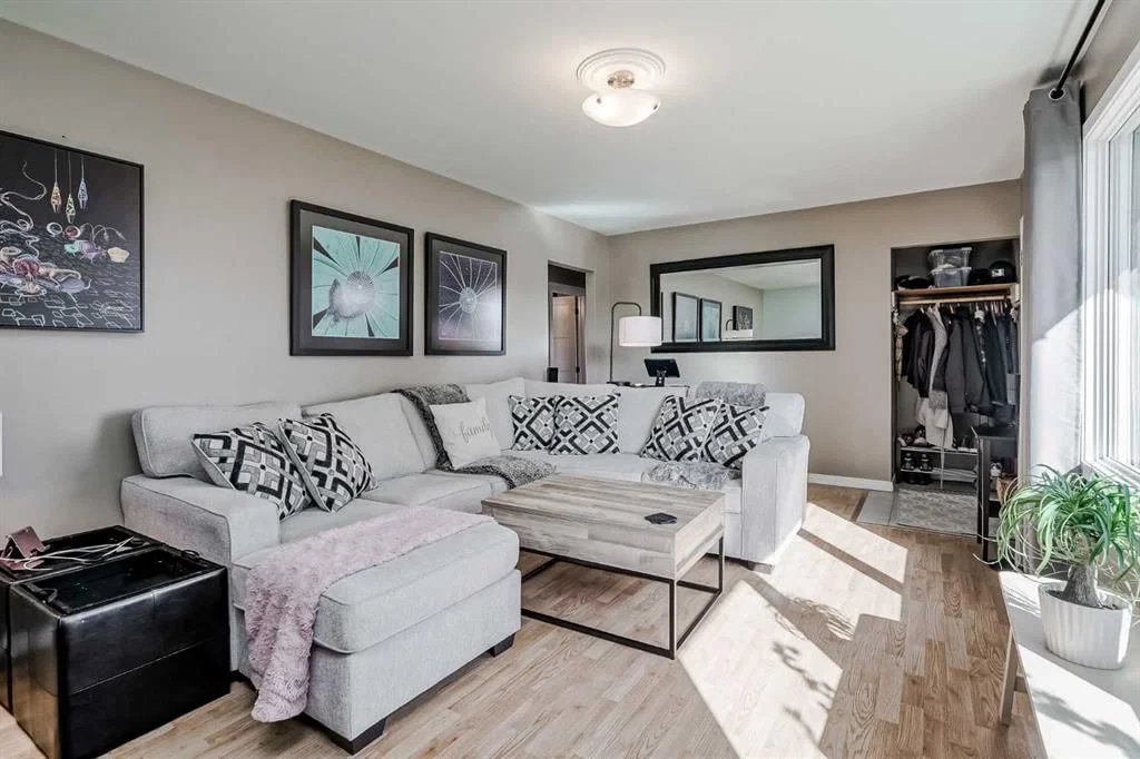1813 38 Street SE, Calgary — photo 3 of 26