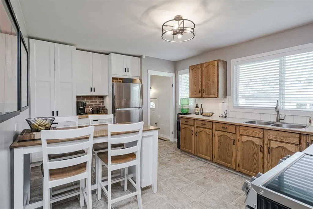 1813 38 Street SE, Calgary — photo 5 of 26