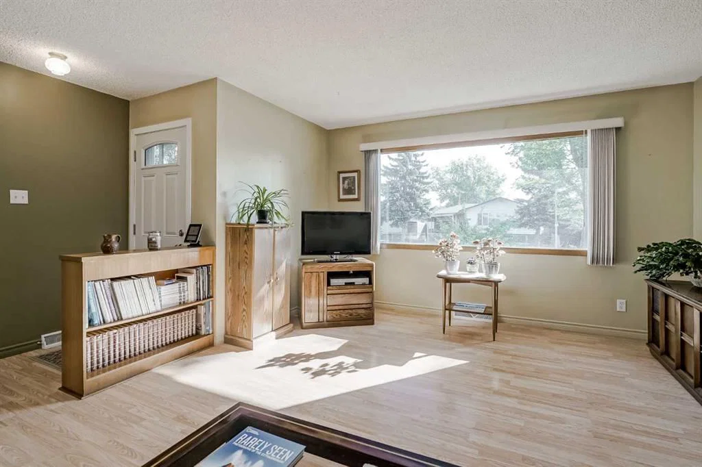 1819 38 Street SE, Calgary — photo 3 of 40