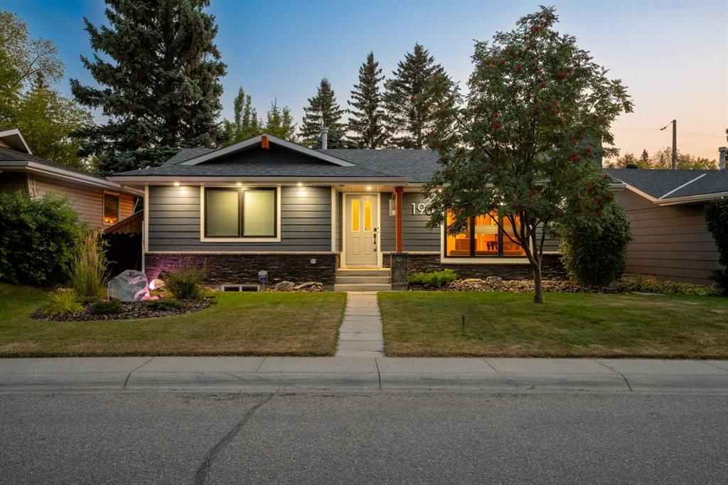 196 Lake Adams Crescent SE, Calgary — main listing photo