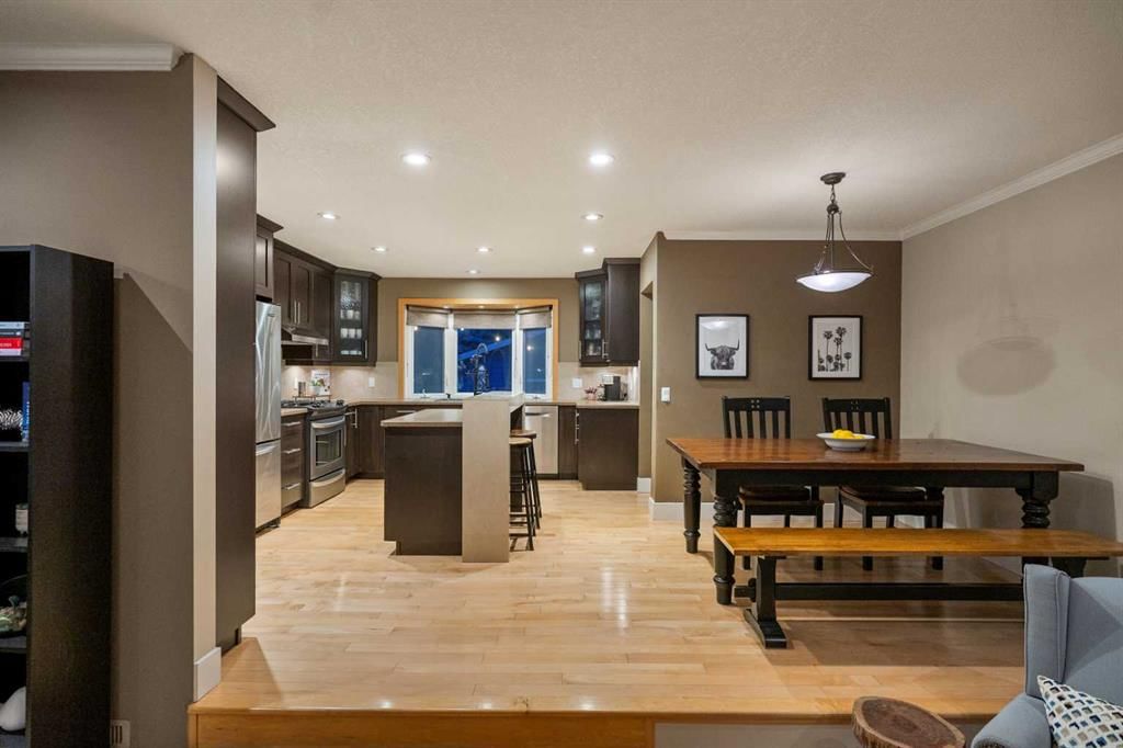 196 Lake Adams Crescent SE, Calgary — photo 5 of 50
