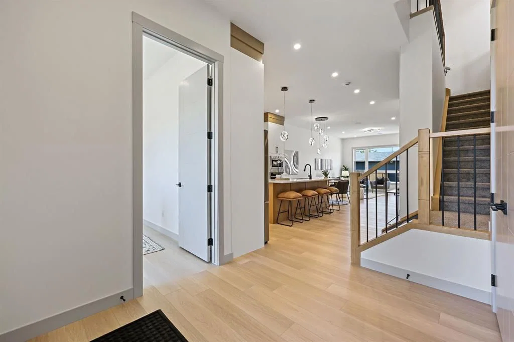 4627 84 Street NW, Calgary — photo 4 of 50