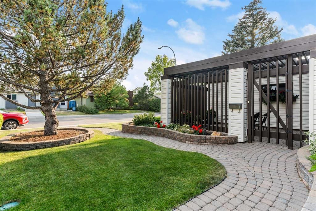 4716 31 Avenue NE, Calgary — photo 3 of 42