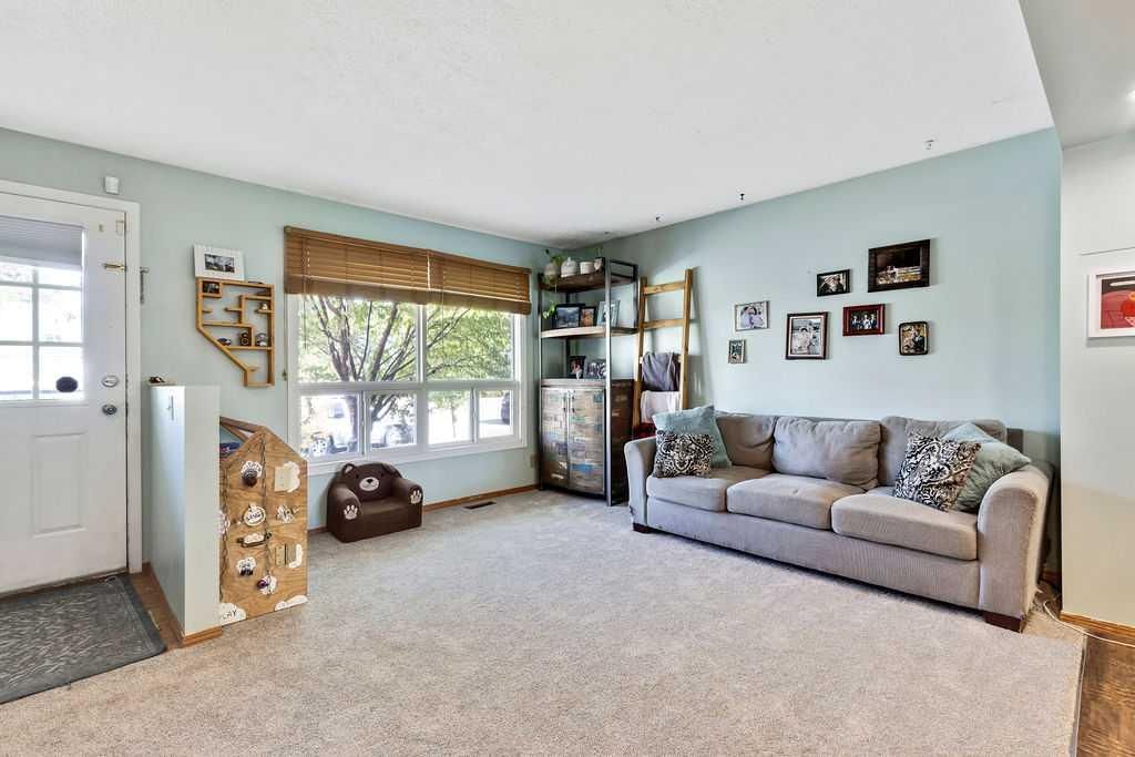 6 Queen Anne Close SE, Calgary — photo 4 of 36