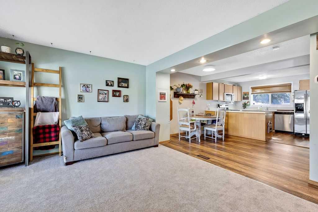 6 Queen Anne Close SE, Calgary — photo 5 of 36