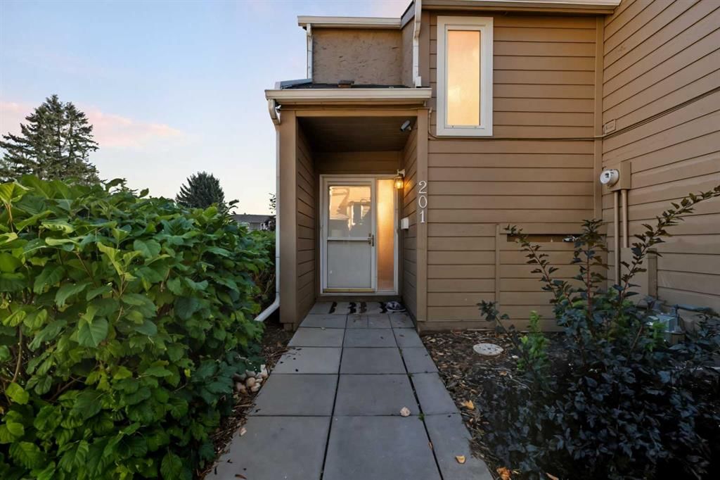 201, 829 Coach Bluff Crescent SW, Calgary — main listing photo