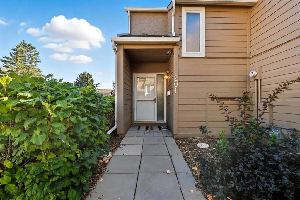 201, 829 Coach Bluff Crescent SW, Calgary — photo 2 of 15