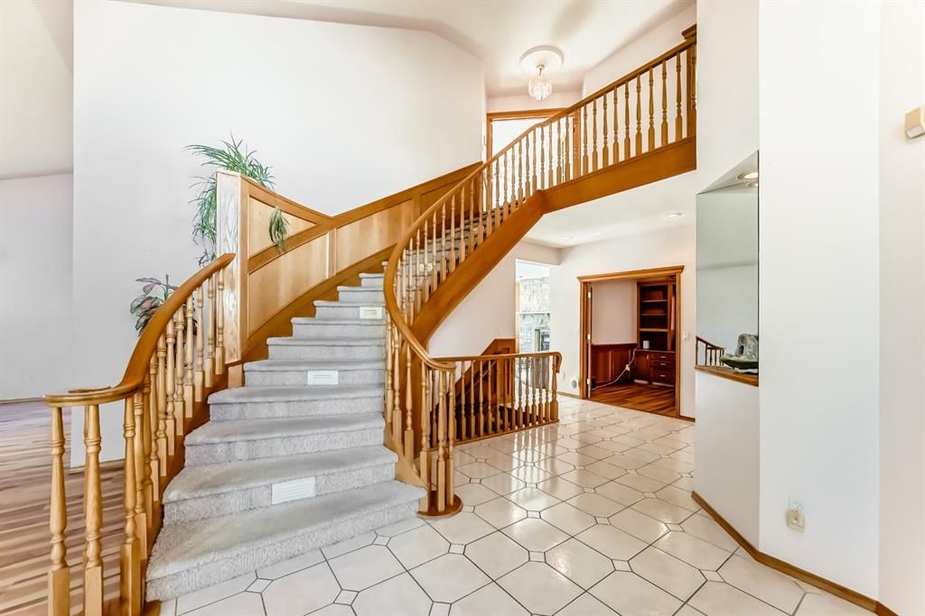 17 Santana Manor NW, Calgary — photo 2 of 47
