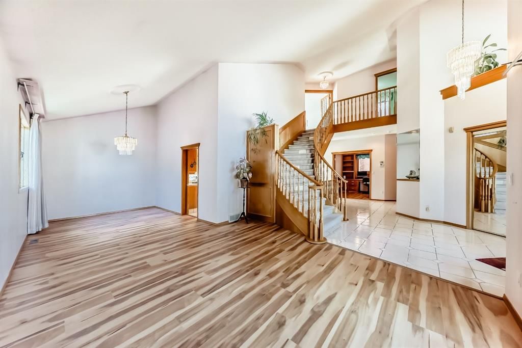 17 Santana Manor NW, Calgary — photo 3 of 47