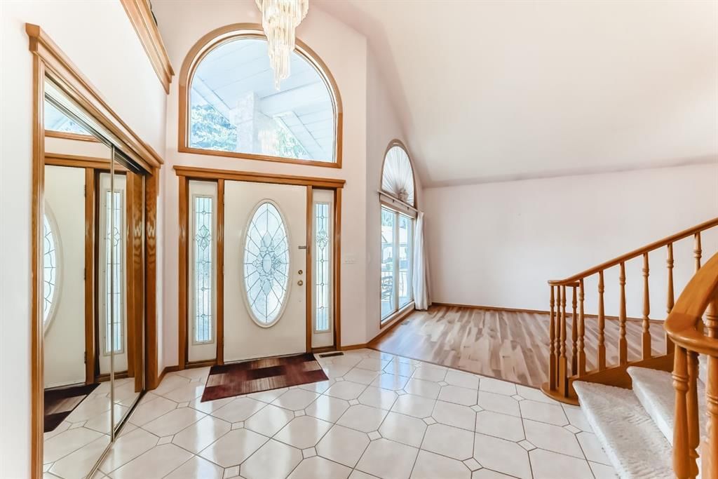 17 Santana Manor NW, Calgary — photo 5 of 47