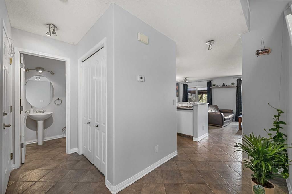 47 San Diego Place NE, Calgary — photo 5 of 45