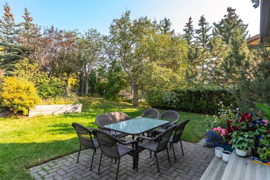 20 Edgehill Rise NW, Calgary — photo 4 of 45