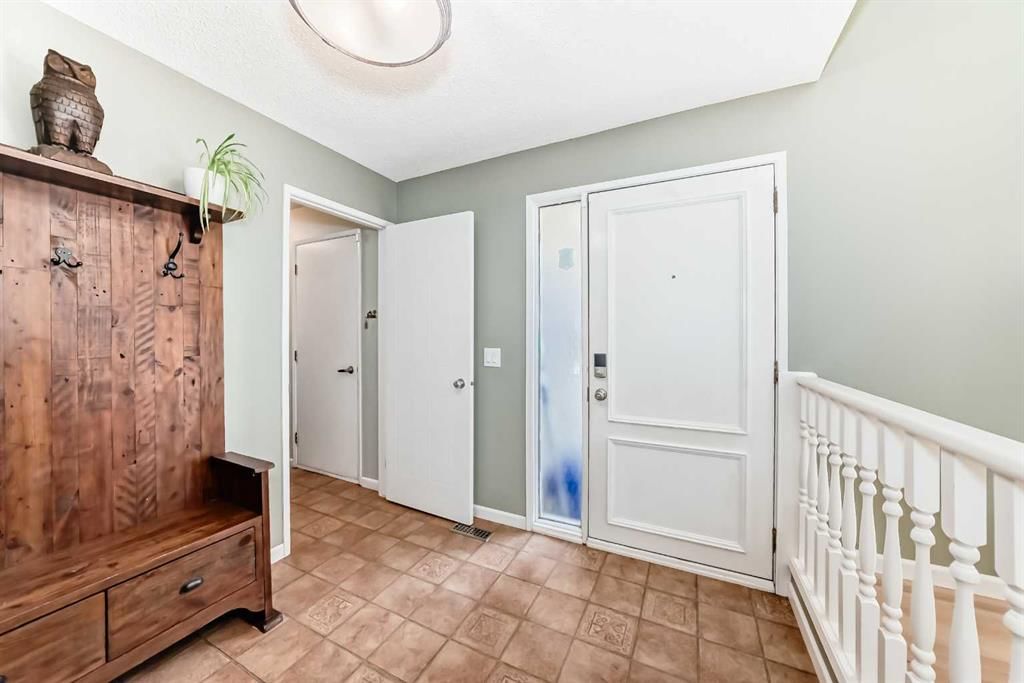 28 Woodfield Court SW, Calgary — photo 3 of 50