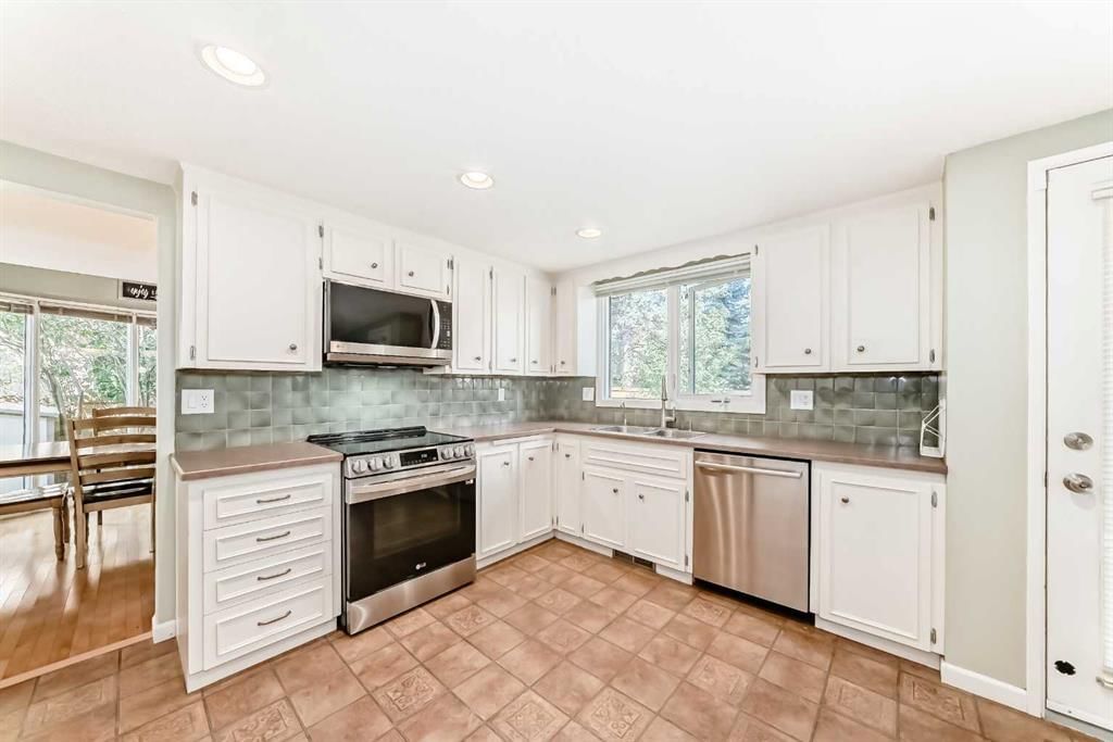 28 Woodfield Court SW, Calgary — photo 4 of 50