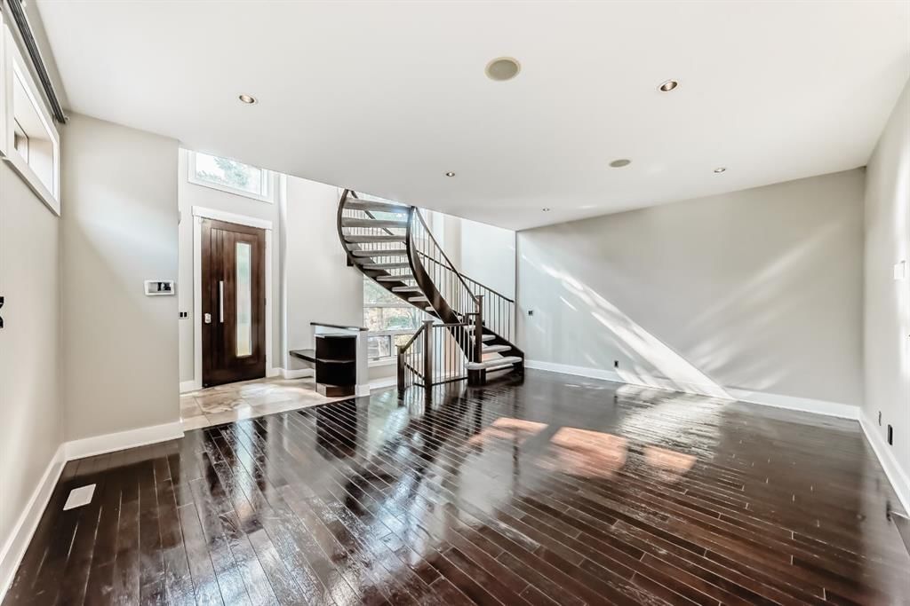 2428 31 Avenue SW, Calgary — photo 4 of 47