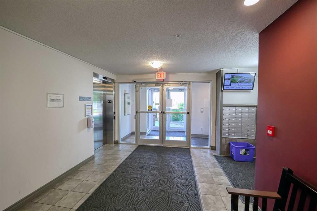 403, 70 Royal Oak Plaza NW, Calgary — photo 4 of 31