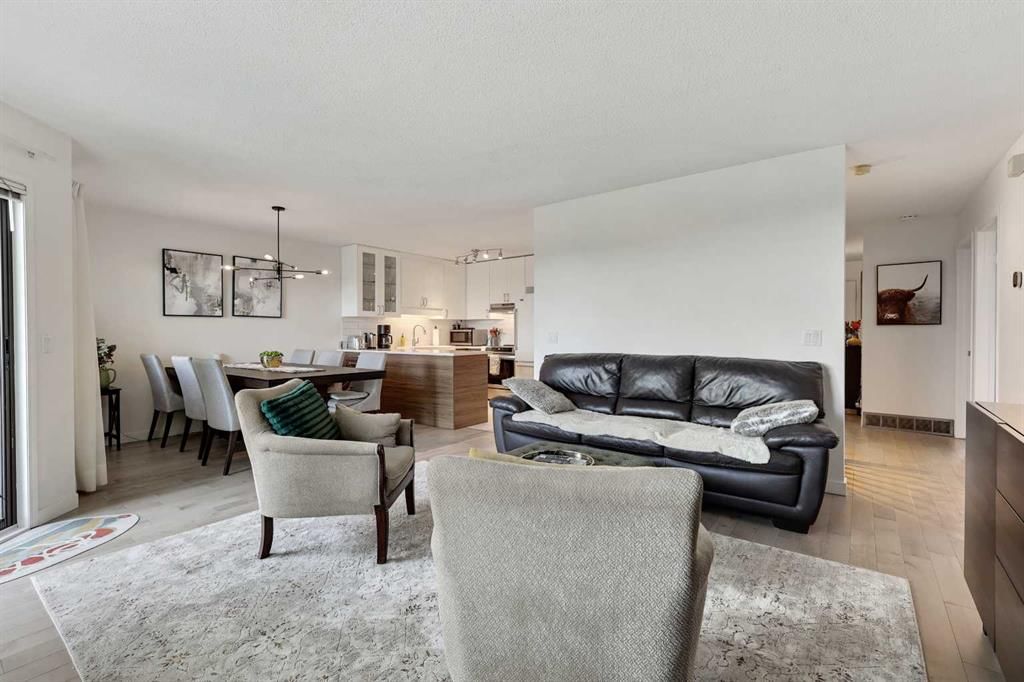 72 Coach Side Terrace SW, Calgary — photo 3 of 34