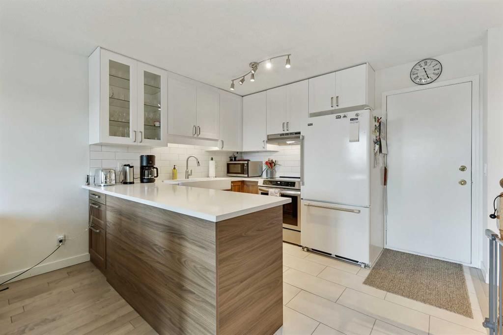 72 Coach Side Terrace SW, Calgary — photo 5 of 34