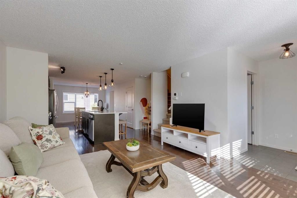 44 Evansborough Common NW, Calgary — photo 3 of 45
