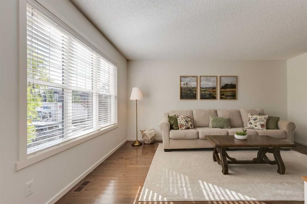 44 Evansborough Common NW, Calgary — photo 4 of 45