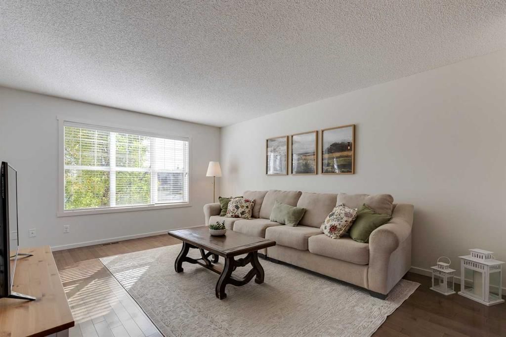 44 Evansborough Common NW, Calgary — photo 5 of 45