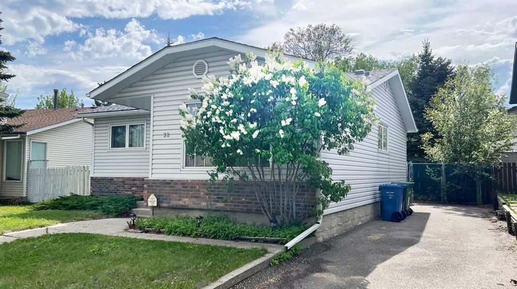 32 Deerfield Drive SE, Calgary — photo 3 of 24