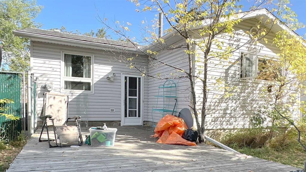 32 Deerfield Drive SE, Calgary — photo 4 of 24