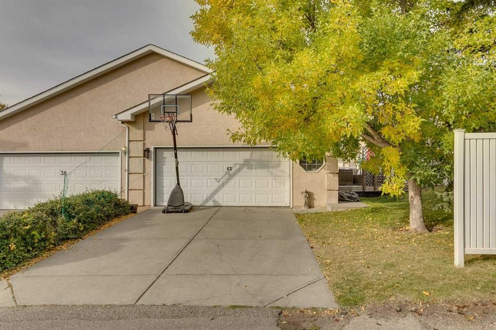 42 Sierra Morena Green SW, Calgary — photo 3 of 37