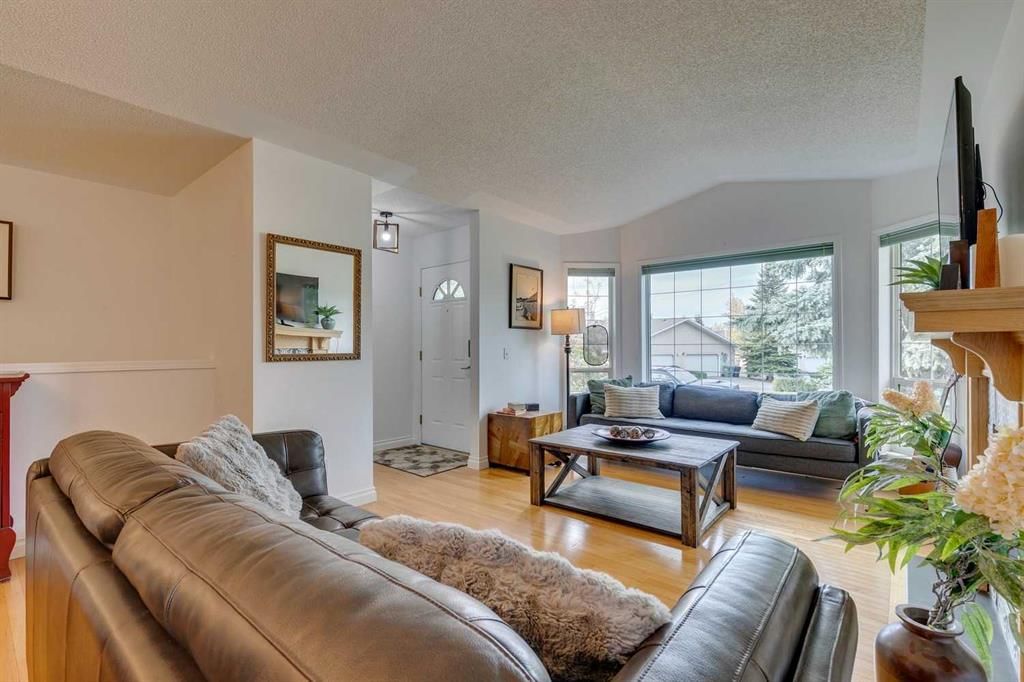 42 Sierra Morena Green SW, Calgary — photo 4 of 37
