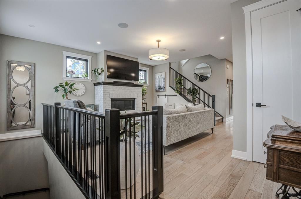 1581 38 Avenue SW, Calgary — photo 3 of 43