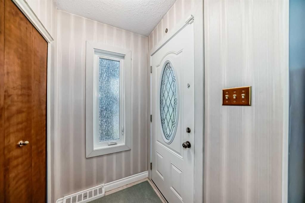 44 Gordon Drive SW, Calgary — photo 4 of 49