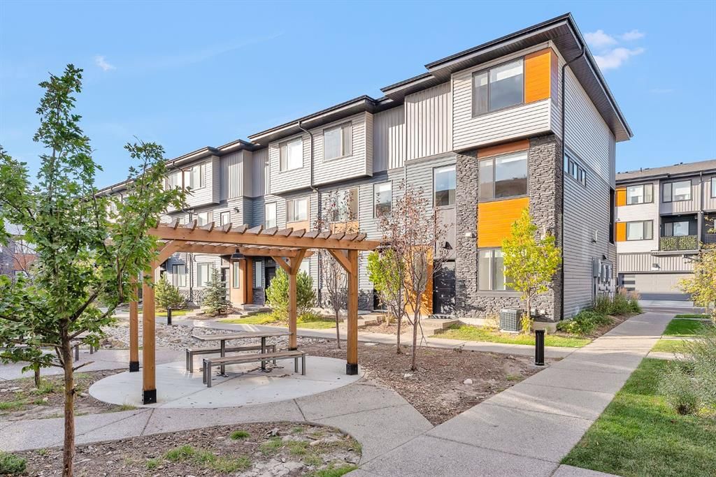316 Corner Glen Circle NE, Calgary — photo 2 of 35