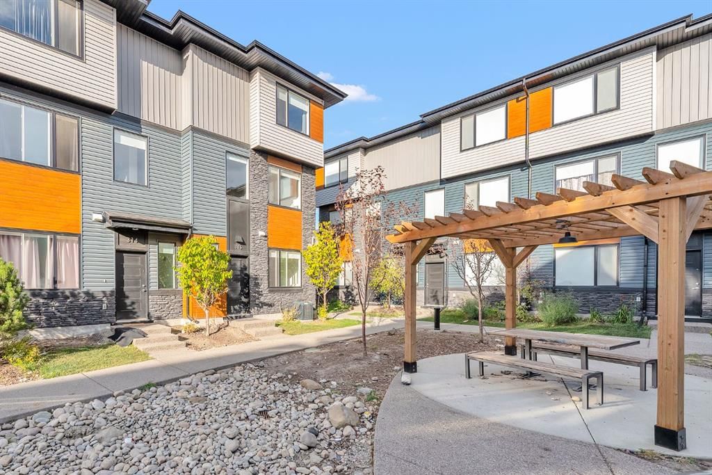 316 Corner Glen Circle NE, Calgary — photo 3 of 35