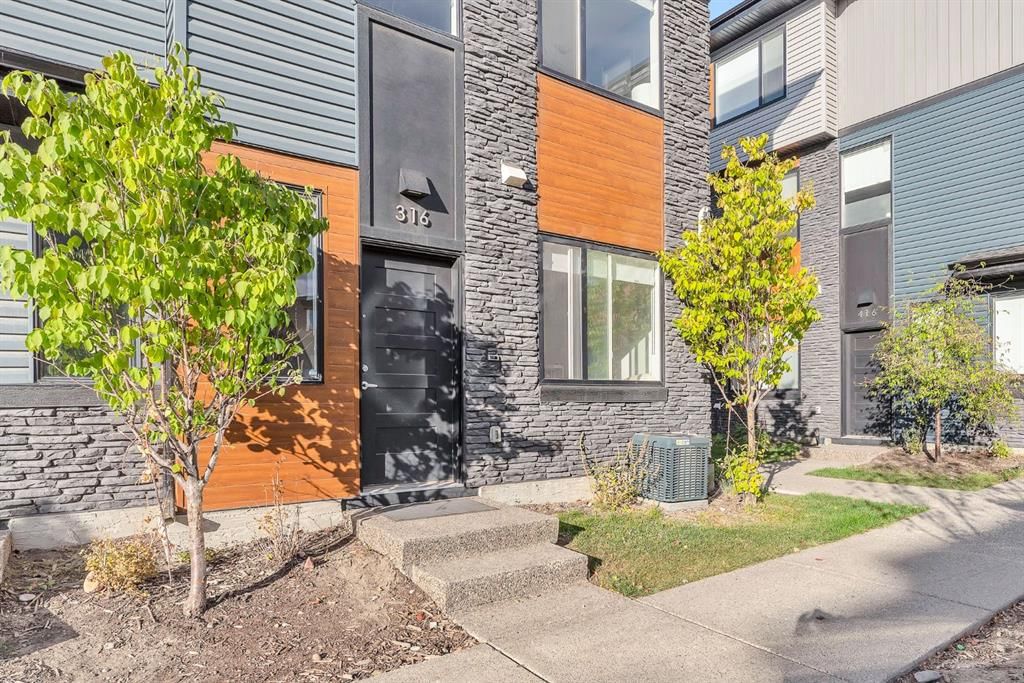 316 Corner Glen Circle NE, Calgary — photo 4 of 35